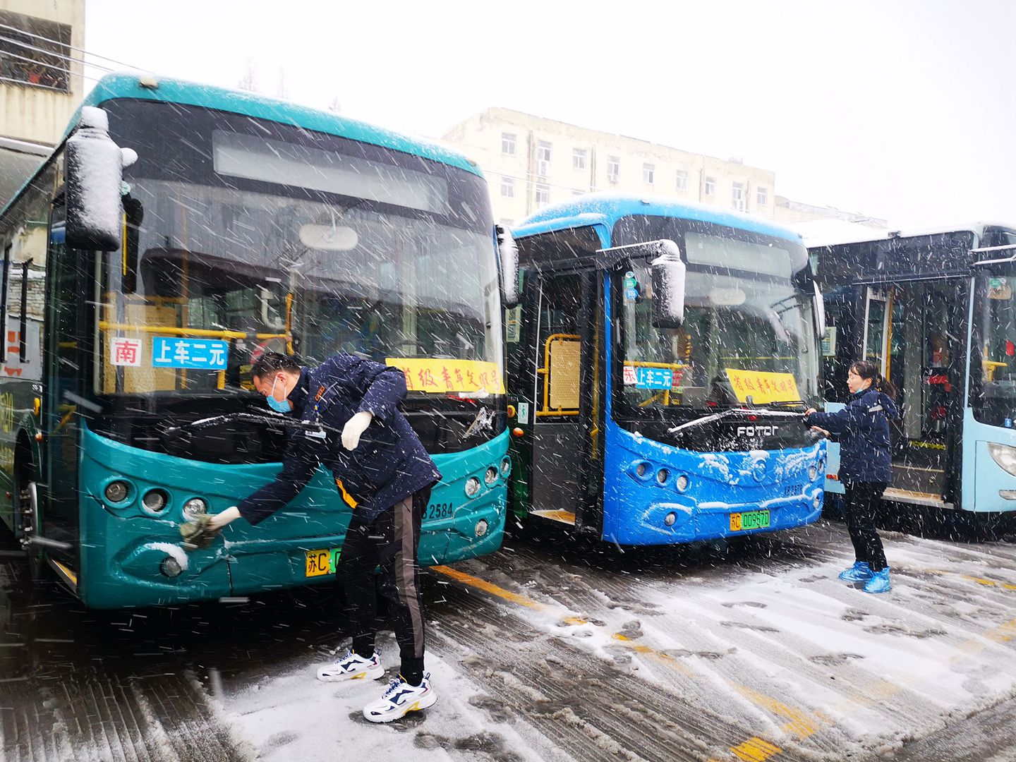 徐州公交多措并举迎风雪保营运